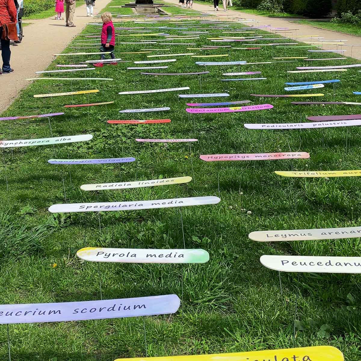 Zahlreiche en passant Besucher flanieren im Engelbecken Park, Berlin