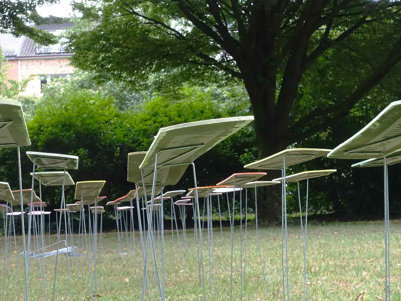 Aufbau - die Tafeln  werden auf 30 cm hohen  Drähten fixiert.