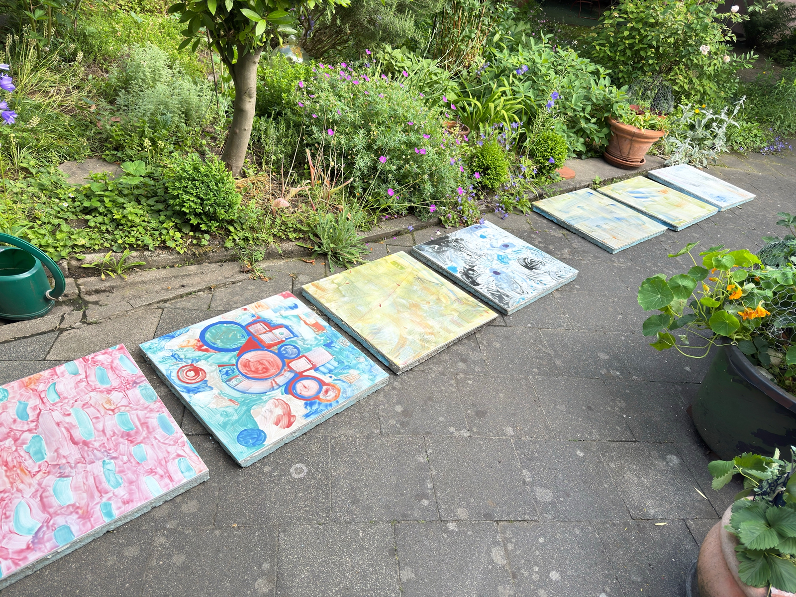 Keraion-Fliesen, 60 x 60 cm bemalt und gebrannt-im-Garten-2025