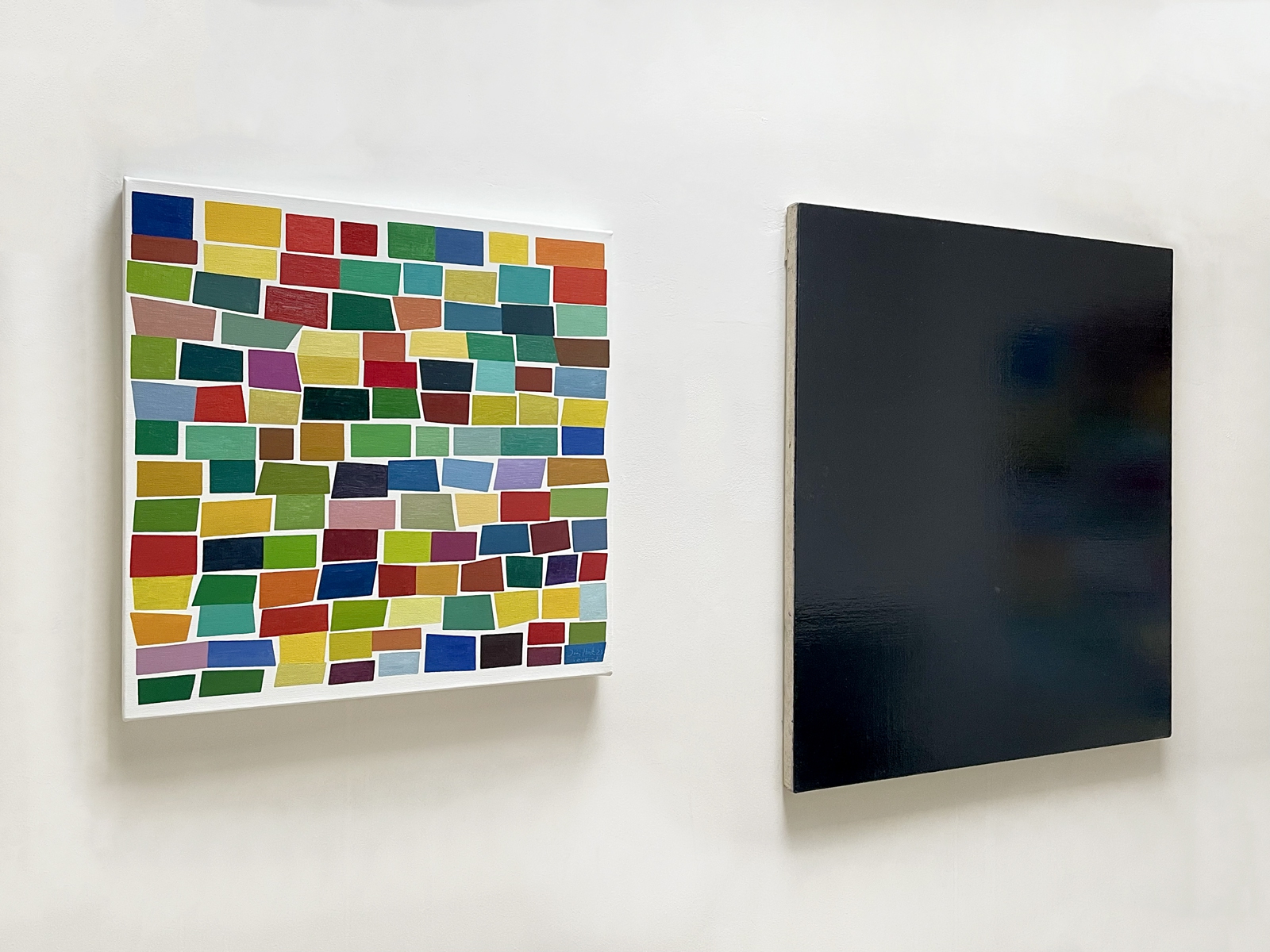 Ines Hock, LB-2023-3, Titel: 1373, Ölfarbe auf Leinwand, 50 x 50 cm |  daneben LB 1997 -dunkelblau, Ölfarbe auf Leinwand 73 x 68 cm