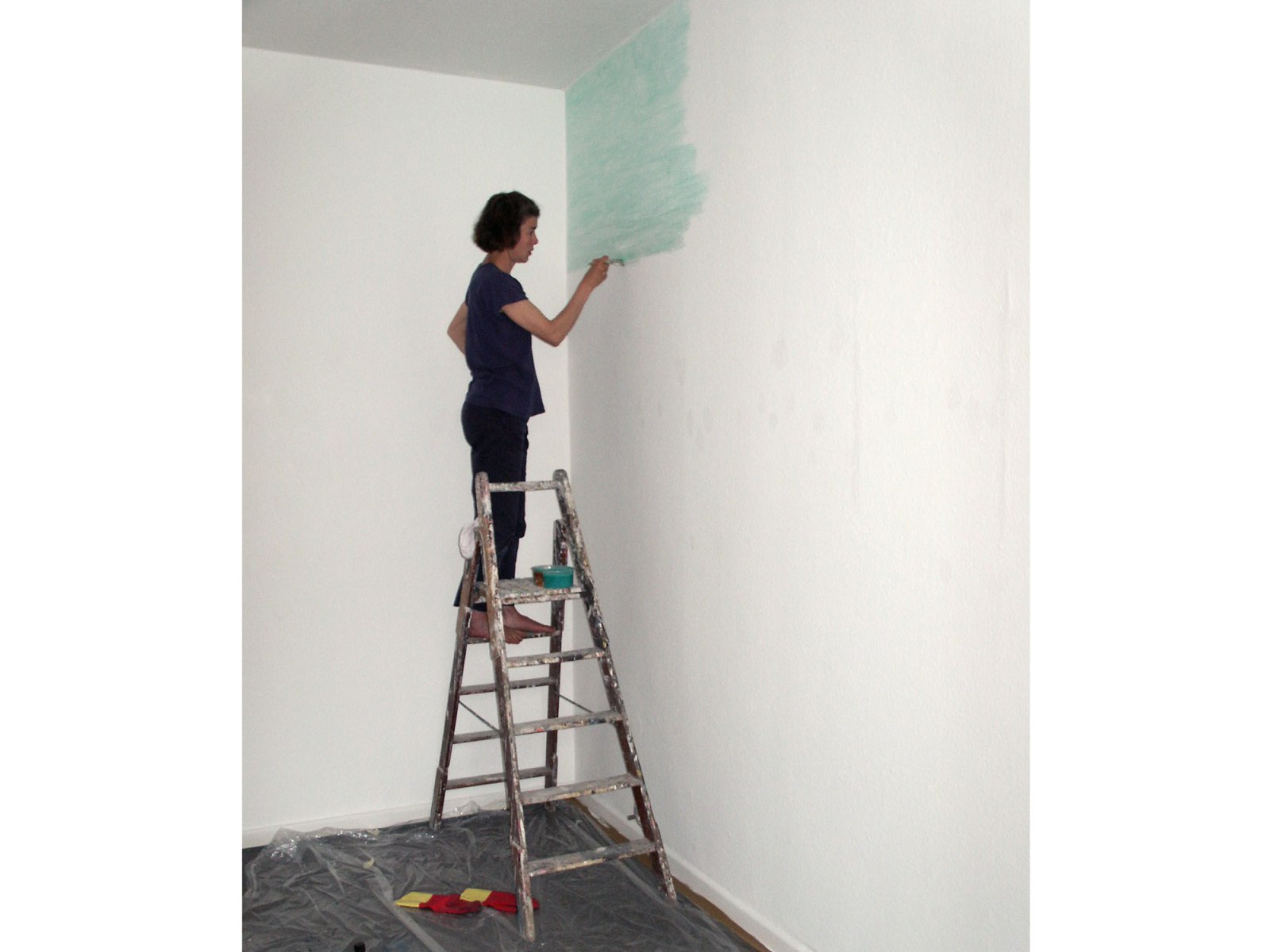 Ines Hock, Farbraum, 2002, Galerie Schütte; Phthalogrün und Cadmiumrot in Acrylemulsion, ca 3,2 x 3,5 m