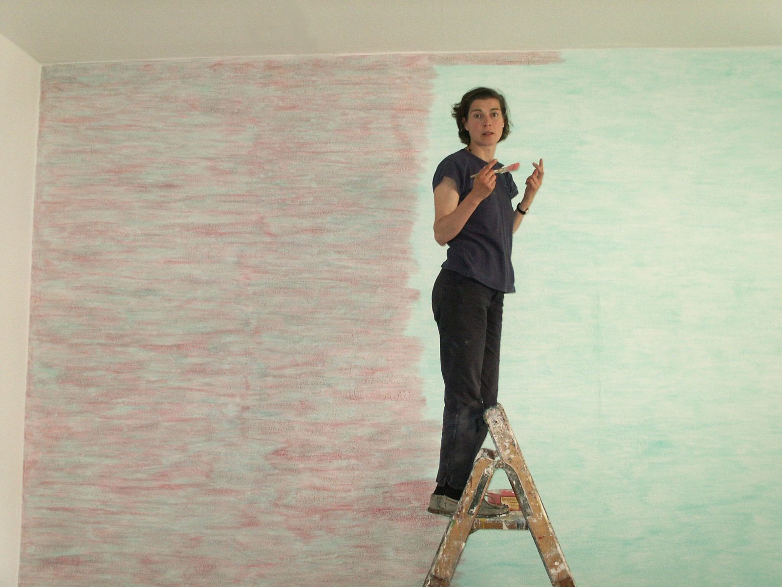 Ines Hock, Farbraum, 2002, Galerie Schütte; Phthalogrün und Cadmiumrot in Acrylemulsion, ca 3,2 x 3,5 m