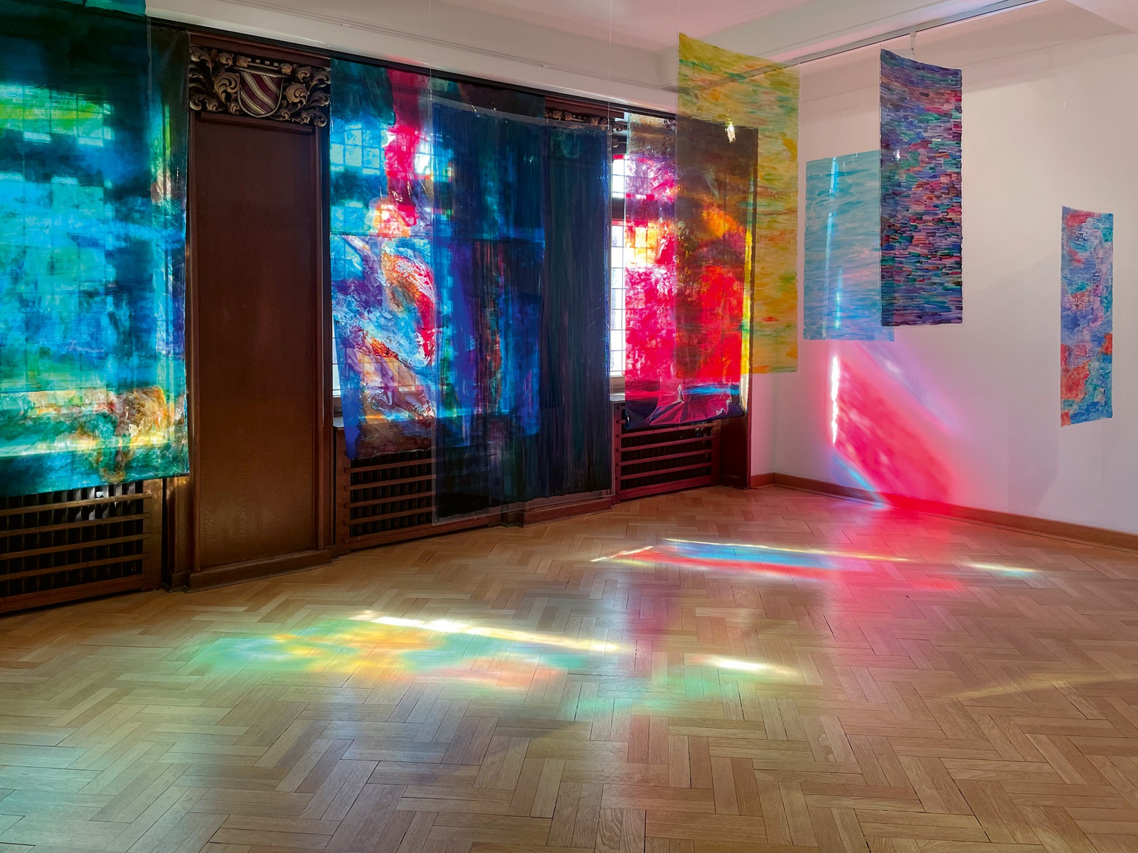 Ines Hock, Foliengemälde und Folienbildtafeln, 2022, transluzide Glasfarbe, 240 x 137, 250 x 154, 250 x 137, 125 x 70 cm, Stadtmuseum Beckum, 2023