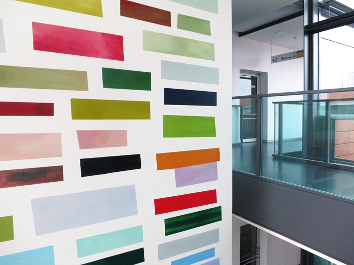 Ines Hock, Trans Chroma, Uniklinikum Regensburg, Foyer Eingang West Gebäude A 2, Treppenhausseite, 6 x 7 m,  Acrylfarbe