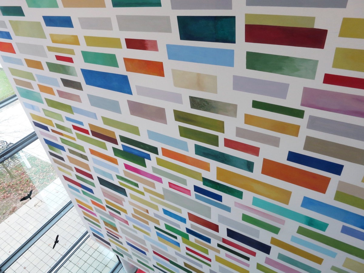 Ines Hock, Trans Chroma, Uniklinikum Regensburg, Treppenhausseite,  6 x 7 m, Acrylfarbe
