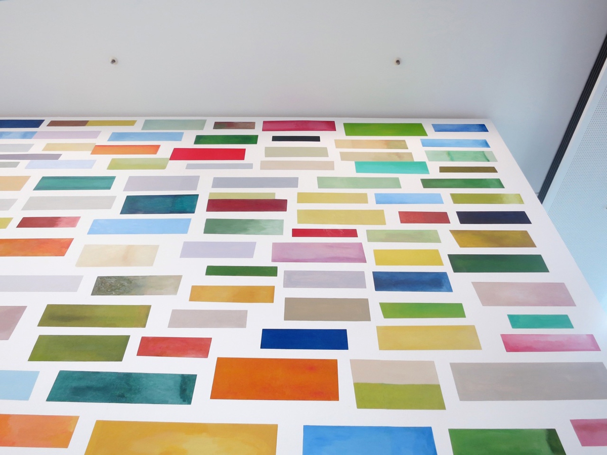 Ines Hock, Trans Chroma, Uniklinikum Regensburg, Treppenhausseite, 6 x 7 m, Acrylfarbe