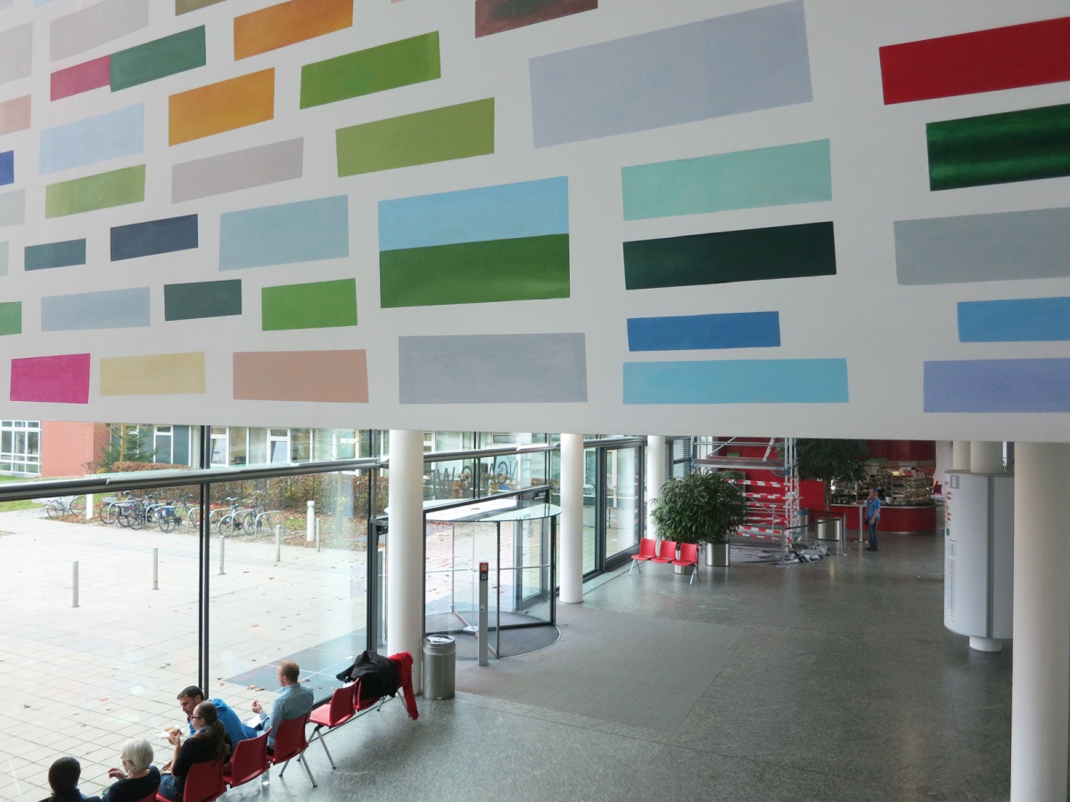 Ines Hock, Trans Chroma, Uniklinikum Regensburg, Foyer Eingang West Gebäude A 2 Treppenhausseite,  6 x 7 m, Acrylfarbe