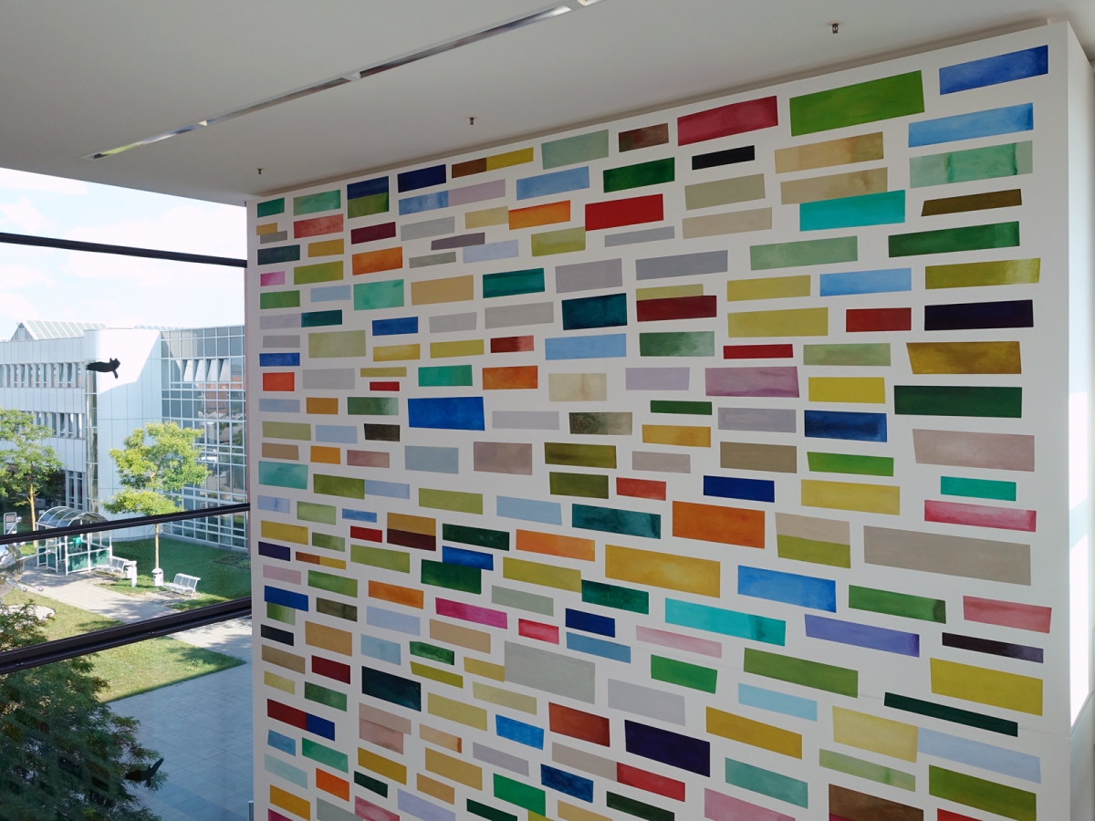 Ines Hock, Trans Chroma, Uniklinikum Regensburg, Foyer Eingang West Gebäude A 2 Treppenhausseite